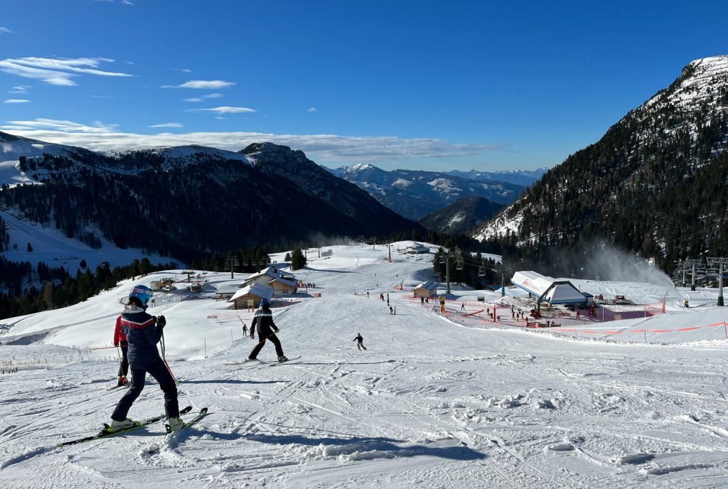 Groupe d'étudiants en voyage au ski organisé par leur BDE