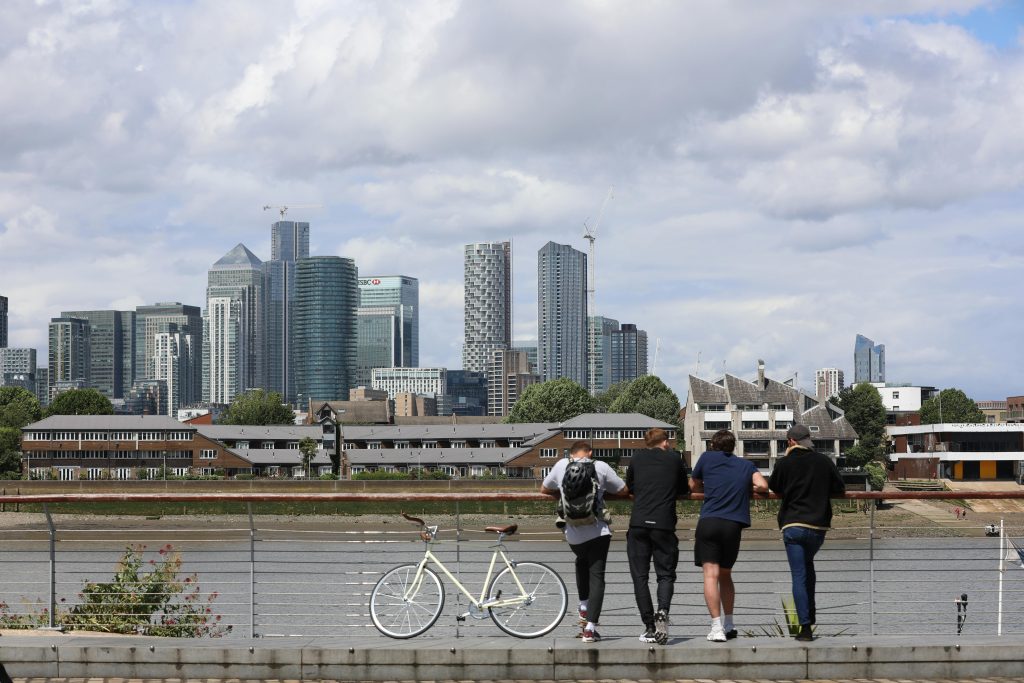 Quatre étudiants en city trip à Londres organisé par leur BDE