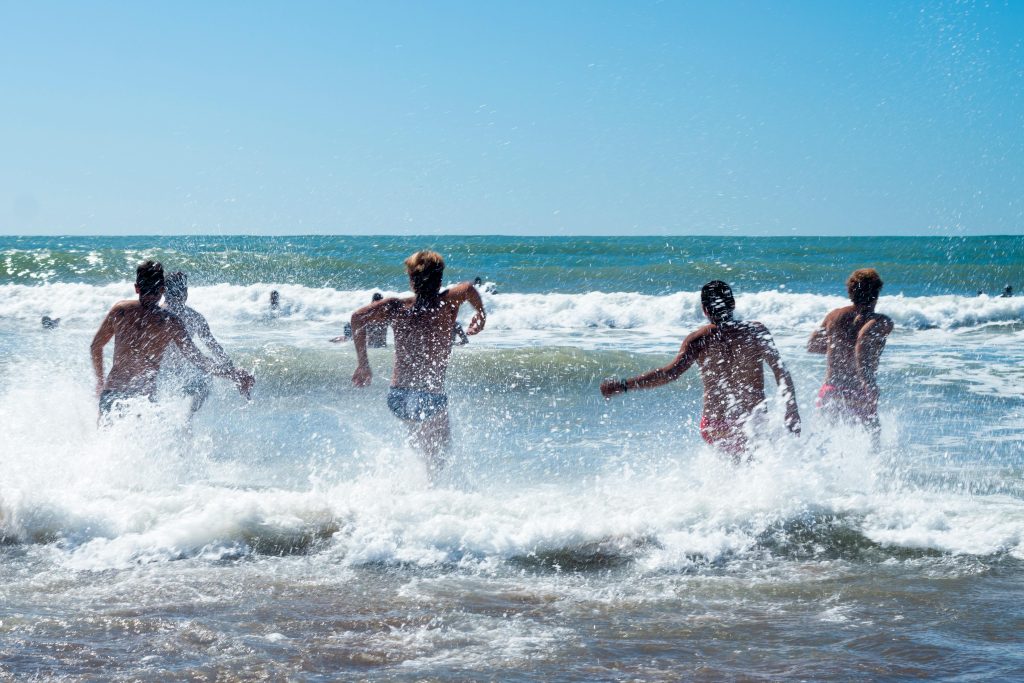 Quatre étudiants dans la mer lors d'un Springbreak BDE à la plage