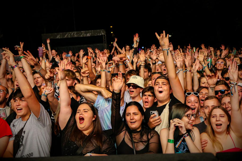 Étudiants en BDE pendant un concert en plein air lors d'un WEI