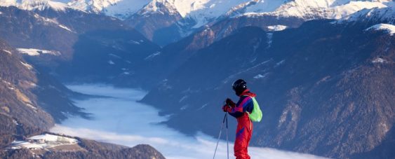 Étudiant faisant du ski sur les pistes lors d'un séjour BDE