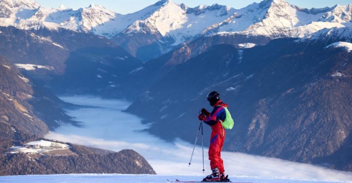 Étudiant faisant du ski sur les pistes lors d'un séjour BDE