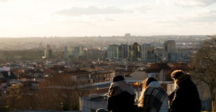 Étudiant qui regarde le coucher de soleil sur la ville pendant un city trip en Europe