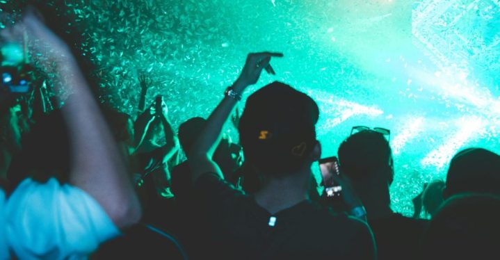 Foule d'étudiants lors d'un concert de WED organisé par le BDE