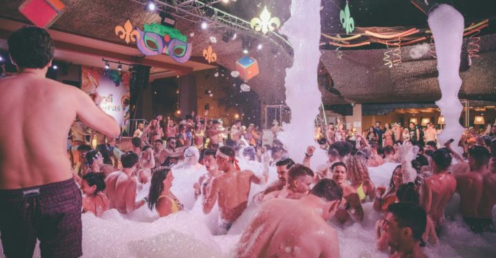 Étudiants s'amusant dans une piscine lors d'une mousse party de Springbreak